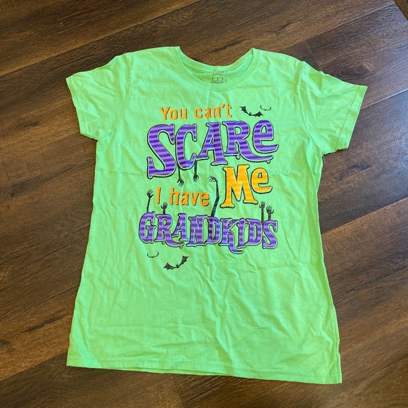 NEW WOMEN’S HALLOWEEN TEE TSHIRT SZ M 8-10 YOU CAN’T SCARE ME I HAVE GRANDKIDS - Picture 3 of 7